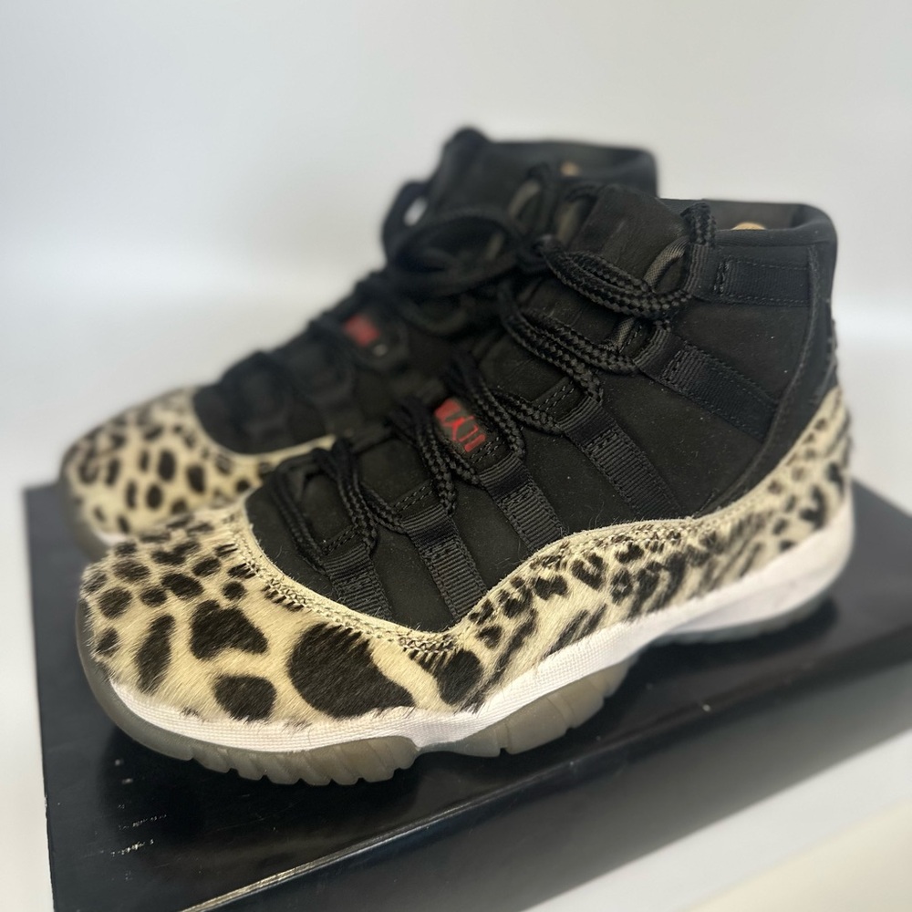 Air Jordan 11 Retro black/white sz 6.5